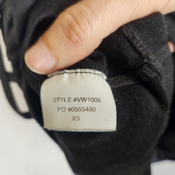 Vuori Halo Performance Crop Tank Top XS Heathered Black Dreamknit Built-in Bra - Picture 3 of 3